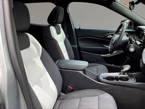 Used 2024 Chevrolet Trax RS w/ Sunroof Package FWD image 25