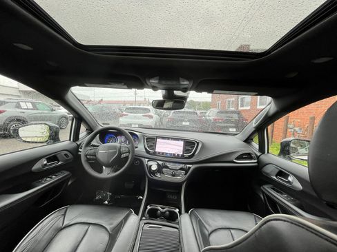 Used 2025 Chrysler Pacifica Limited FWD image 37