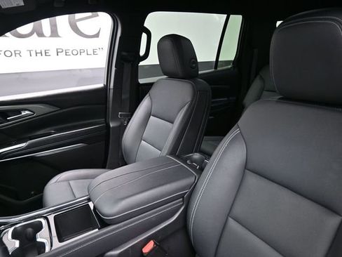 Used 2025 Chevrolet Traverse LT image 16