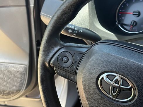 Used 2019 Toyota RAV4 LE FWD image 11