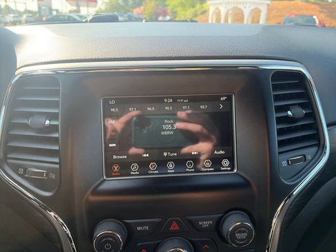 Used 2020 Jeep Grand Cherokee Laredo AWD/4WD image 19