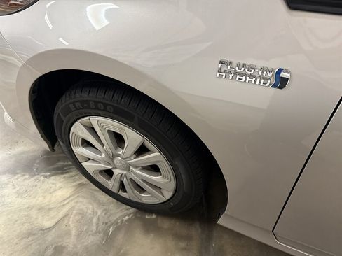 Used 2018 Toyota Prius Prime Premium w/ Carpet Mat Package FWD image 10
