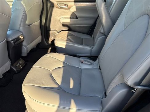 Used 2023 Toyota Highlander Platinum image 19