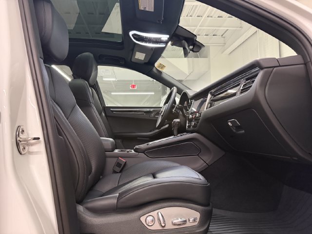 Certified 2026 Porsche Macan AWD/4WD image 21