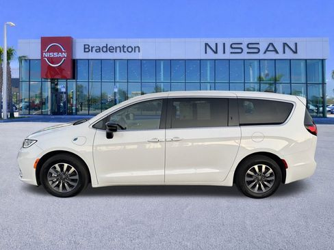 Used 2024 Chrysler Pacifica Select image 8