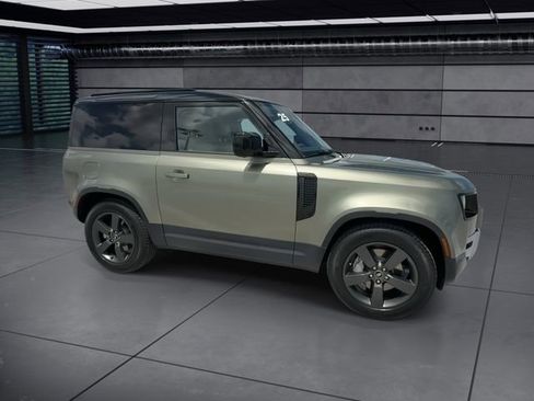 Used 2025 Land Rover Defender 90 S image 2