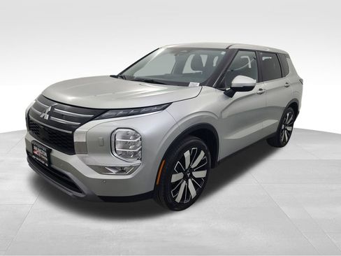 Used 2025 Mitsubishi Outlander SE image 8