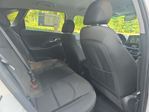 Used 2018 Hyundai Elantra GT FWD image 11