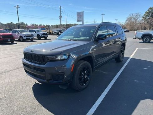 Used 2024 Jeep Grand Cherokee L Laredo image 3