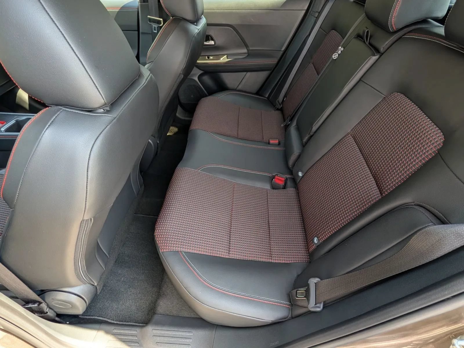 Certified 2025 Nissan Kicks SR FWD image 17