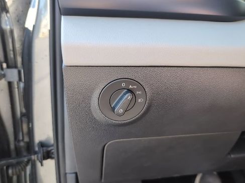 Used 2023 Volkswagen Taos SE w/ Panoramic Sunroof Package image 22