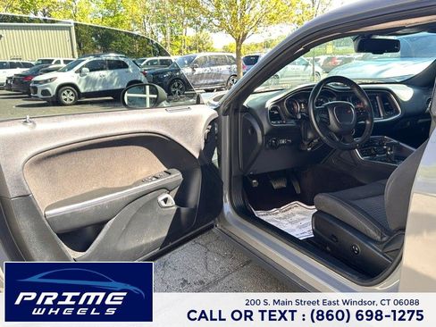 Used 2017 Dodge Challenger SXT RWD image 9