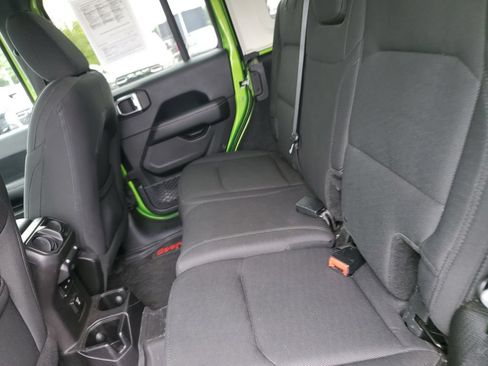 Used 2018 Jeep Wrangler Unlimited Sahara w/ Uconnect 4C Nav & Sound Group AWD/4WD image 11