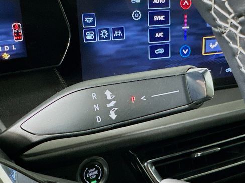 Used 2025 Chevrolet Traverse LT image 25