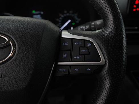 Used 2021 Toyota Sienna XLE image 28