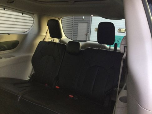 Used 2020 Chrysler Pacifica Limited w/ Advanced Safetytec Group image 7