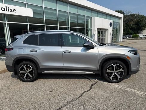 Used 2025 Volkswagen Tiguan SE AWD/4WD image 2
