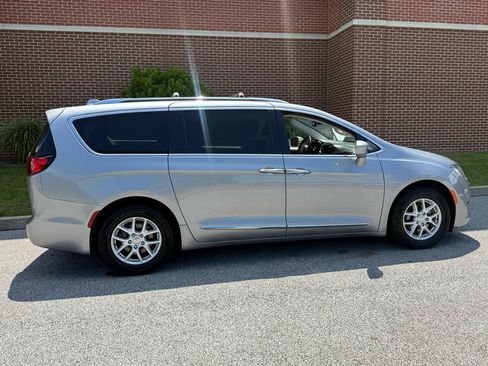 Used 2020 Chrysler Pacifica Touring-L FWD image 12