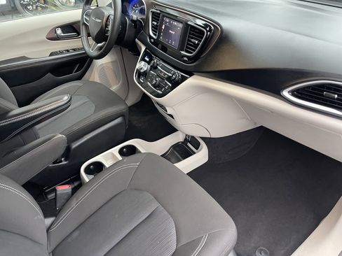 Used 2023 Chrysler Voyager LX image 20