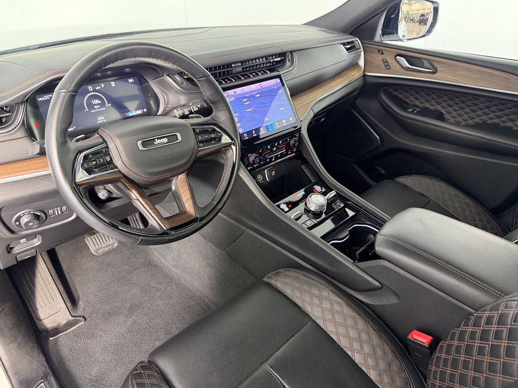 Used 2025 Jeep Grand Cherokee Summit w/ Obsidian Package AWD/4WD image 12