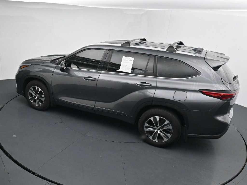 Used 2022 Toyota Highlander XLE AWD/4WD image 13