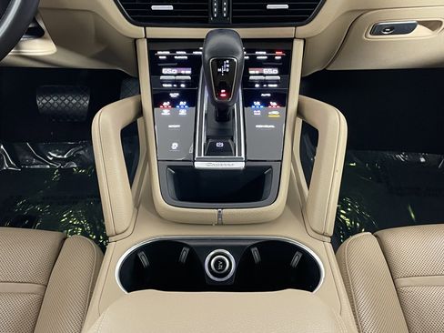 Used 2023 Porsche Cayenne Platinum Edition image 20