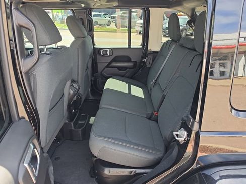 Used 2024 Jeep Wrangler Unlimited Sahara image 23