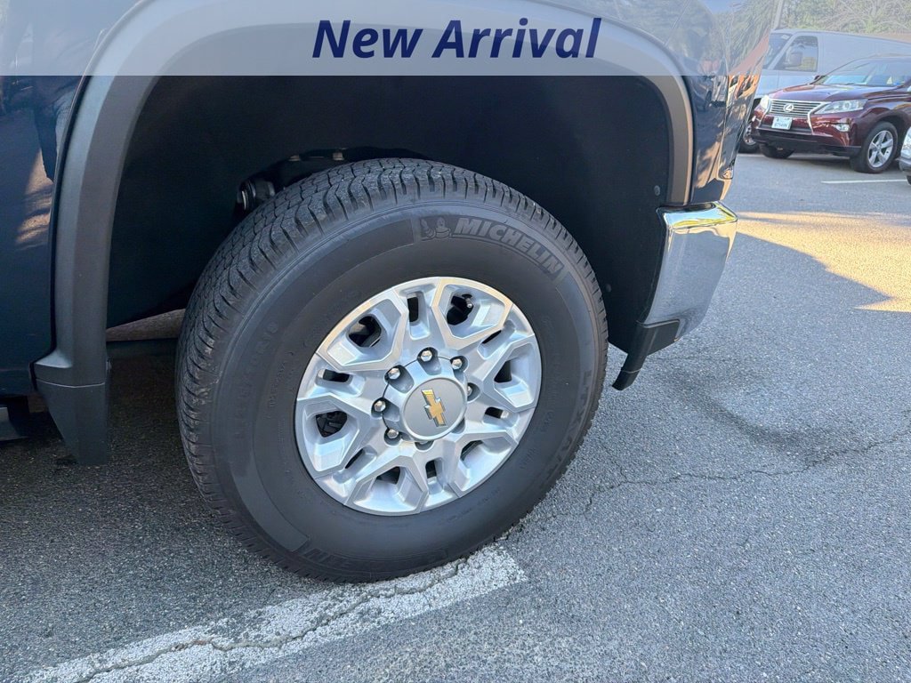 Used 2022 Chevrolet Silverado 2500 LTZ w/ LTZ Convenience Package AWD/4WD image 3