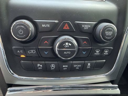 Used 2021 Jeep Grand Cherokee Laredo w/ Security & Convenience Group AWD/4WD image 25