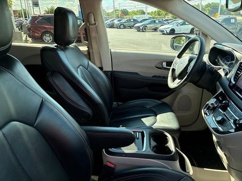 Used 2023 Chrysler Pacifica Touring-L FWD image 20