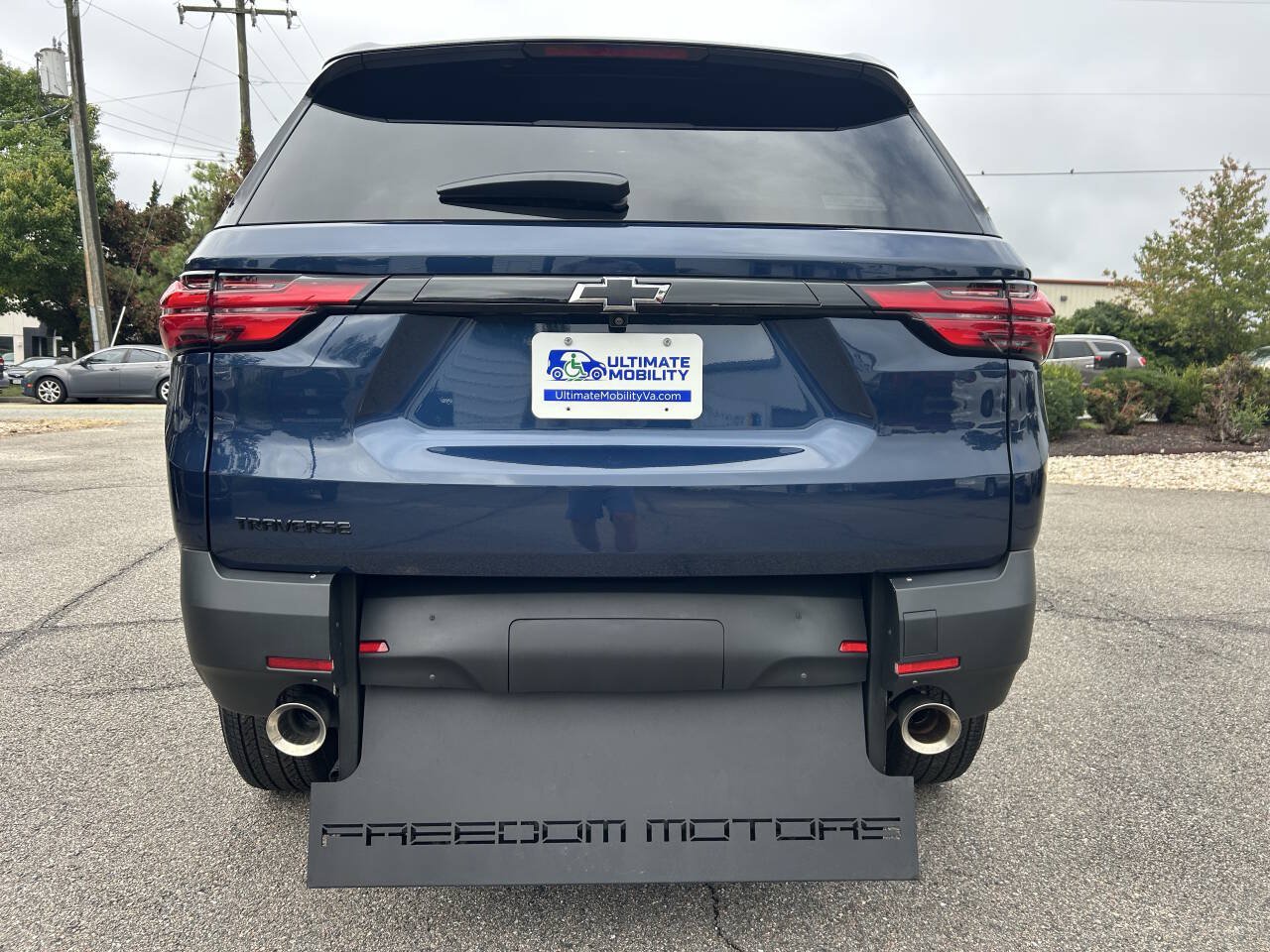 Used 2023 Chevrolet Traverse LS w/ Midnight/Sport Edition FWD image 8