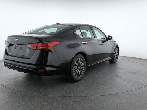 Used 2025 Nissan Altima 2.5 SV FWD image 9