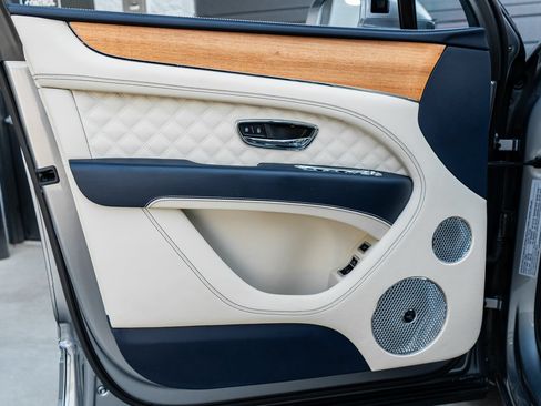 Certified 2023 Bentley Bentayga AWD/4WD image 24