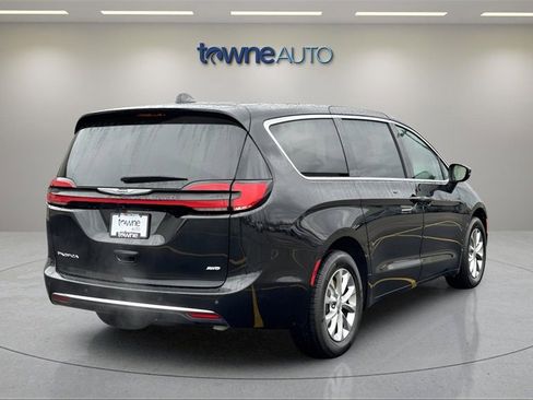 Used 2023 Chrysler Pacifica Touring-L image 5