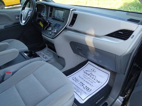 Used 2018 Toyota Sienna LE AWD image 37