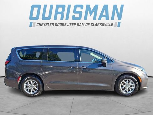 Certified 2023 Chrysler Pacifica Touring-L FWD image 7