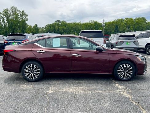 Used 2025 Nissan Altima 2.5 SV FWD image 2