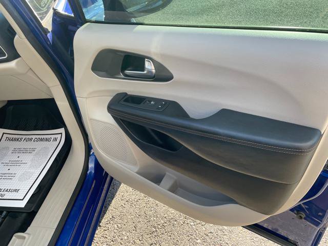 Used 2020 Chrysler Pacifica Touring-L FWD image 28