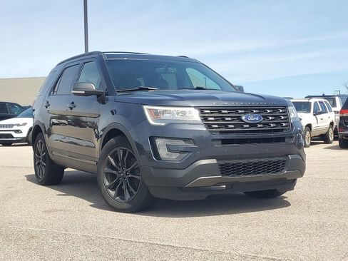 Used 2017 Ford Explorer XLT w/ Equipment Group 202A AWD/4WD image 37