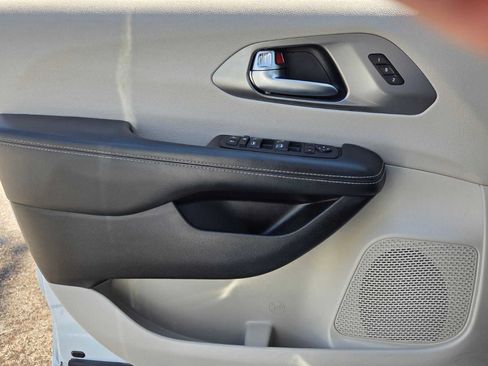 Used 2023 Chrysler Pacifica Touring-L FWD image 28