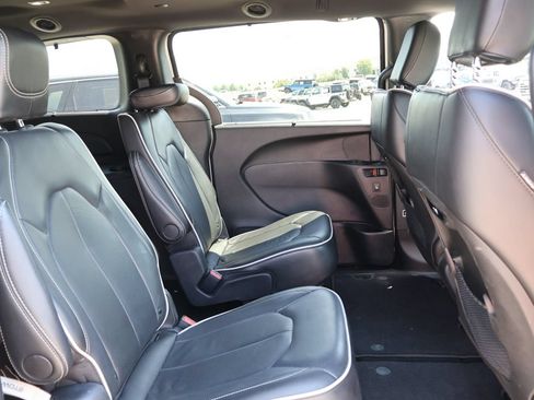 Used 2025 Chrysler Pacifica Limited FWD image 10