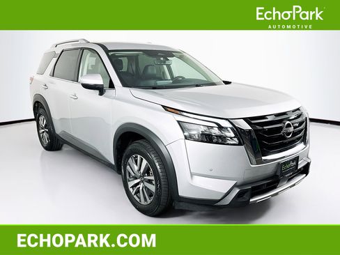 Used 2025 Nissan Pathfinder SL image 1