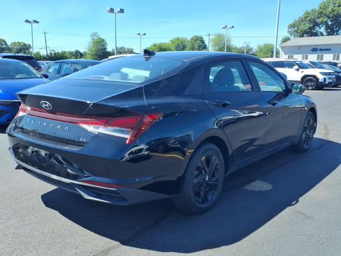 Certified 2023 Hyundai Elantra SEL w/ Preferred Accessory Package FWD image 5