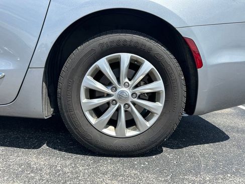 Used 2018 Chrysler Pacifica Touring-L FWD image 6