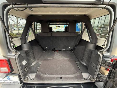 Used 2016 Jeep Wrangler Unlimited Sahara w/ Connectivity Group AWD/4WD image 31