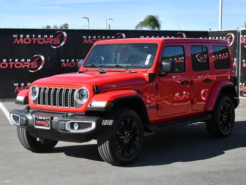 Used 2025 Jeep Wrangler Sahara image 3