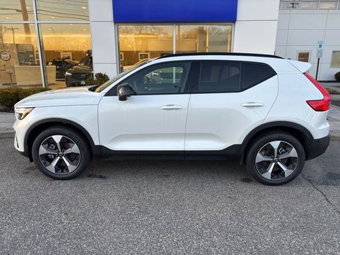 Used 2025 Volvo XC40 B5 Plus AWD/4WD image 2