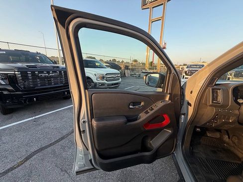 Used 2024 Nissan Frontier PRO-4X w/ Technology Package AWD/4WD image 32