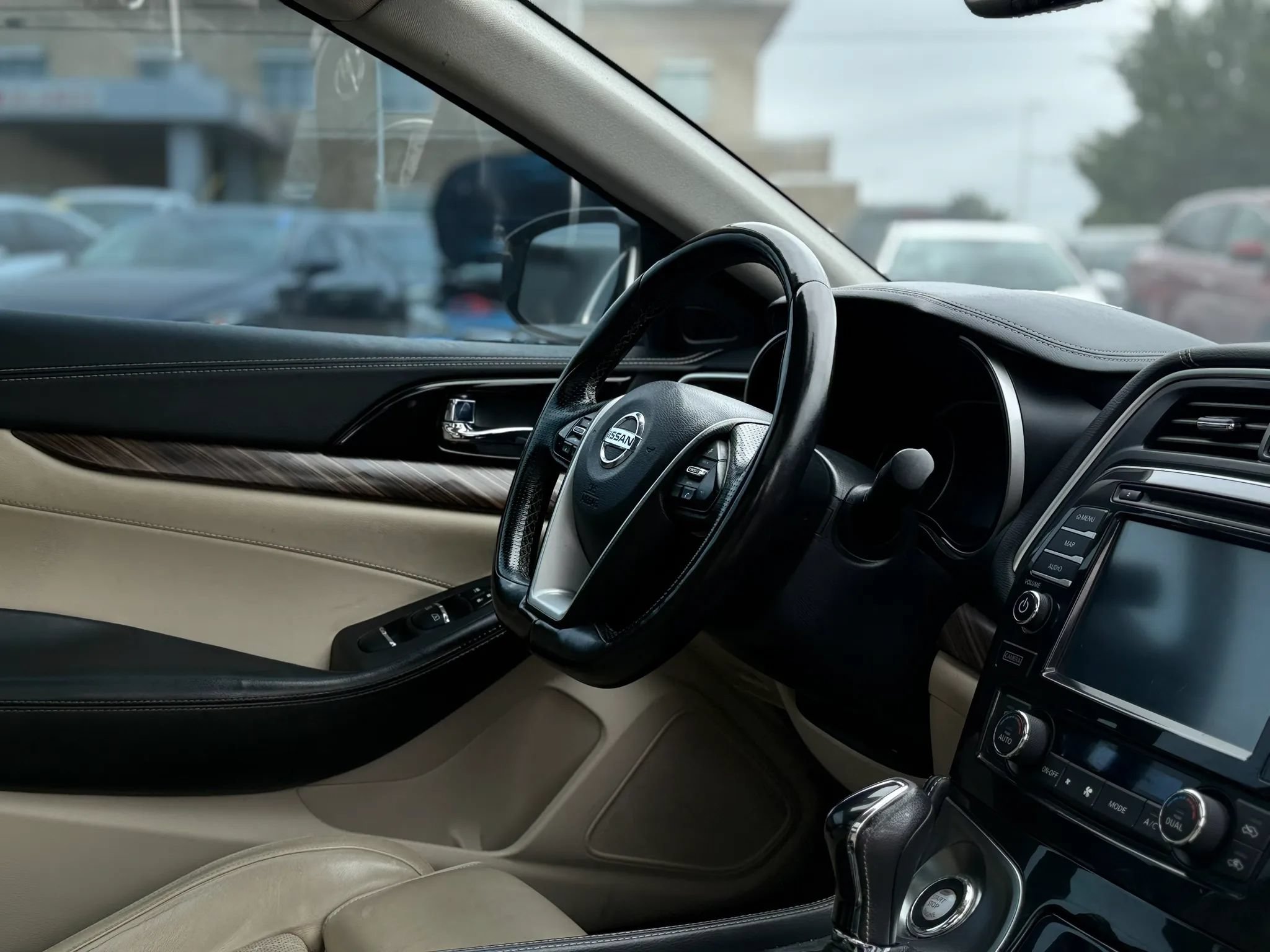 Used 2016 Nissan Maxima Platinum w/ Interior Lighting Package FWD image 17