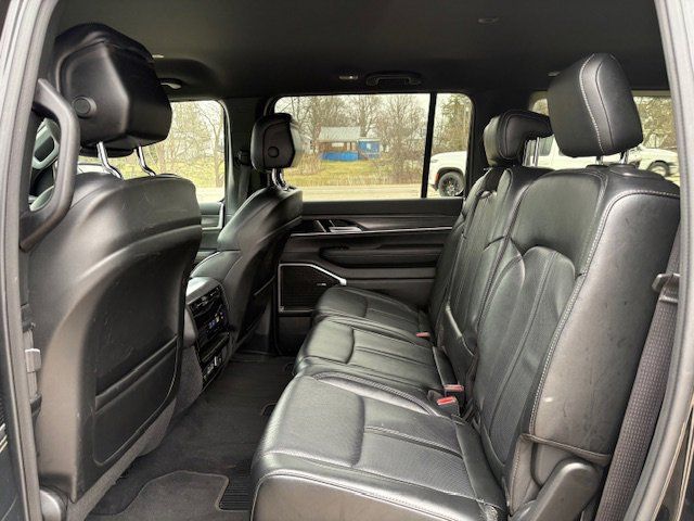 Used 2024 Jeep Wagoneer L Series II w/ Flexible Seating Group AWD/4WD image 9